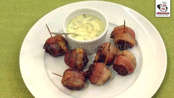 Bolinho de Carne Moída com Mussarela e Bacon
