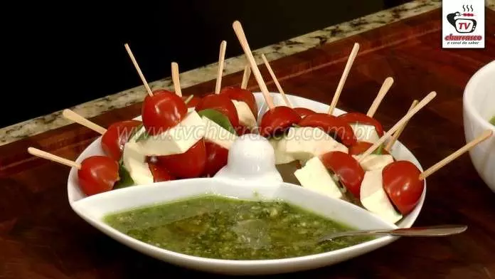 Como Fazer Espetinho Caprese com Molho Pesto
