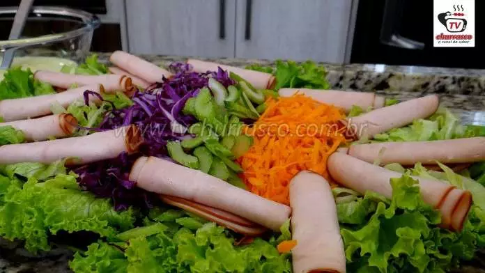 Como Fazer Salada Para Churrasco Com Peito De Peru