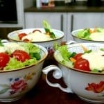 Como Fazer Salada na Xícara com Molho de Parmesão