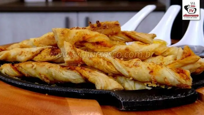 Como Fazer Aperitivos Torcidos de Massa Folhada Crocante
