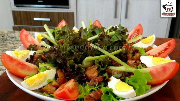 Como Fazer Salada Mista com Torresmo