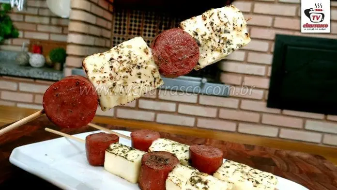 Como Fazer Espeto de Calabresa com Queijo