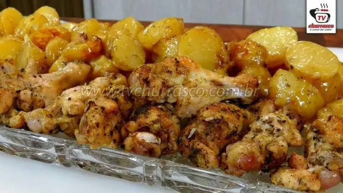 Como Fazer Frango Assado com Batatinhas (Coxinha da Asa Assado com Batatas)