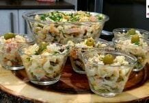 Como Fazer Salada de Macarronese com Azeitonas