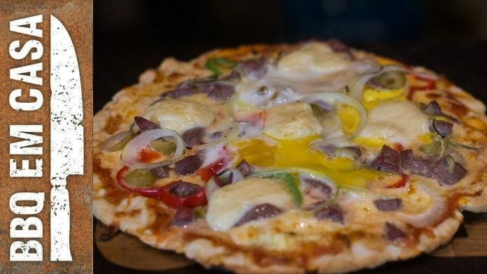 Receita de Pizza Carnívora (Forno Mini Peppe) - BBQ em Casa