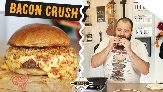 Hambúrguer com Queijo Fundido e Farofa de Bacon - Bacon Crush - Canal Rango