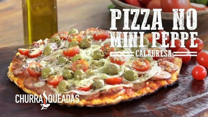 Como Fazer Pizza de Calabresa no Mini Peppe - Churrasqueadas