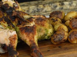 FRANGO ATROPELADO NA CHURRASQUEIRA | Tempero Caseiro e Batatas Assadas